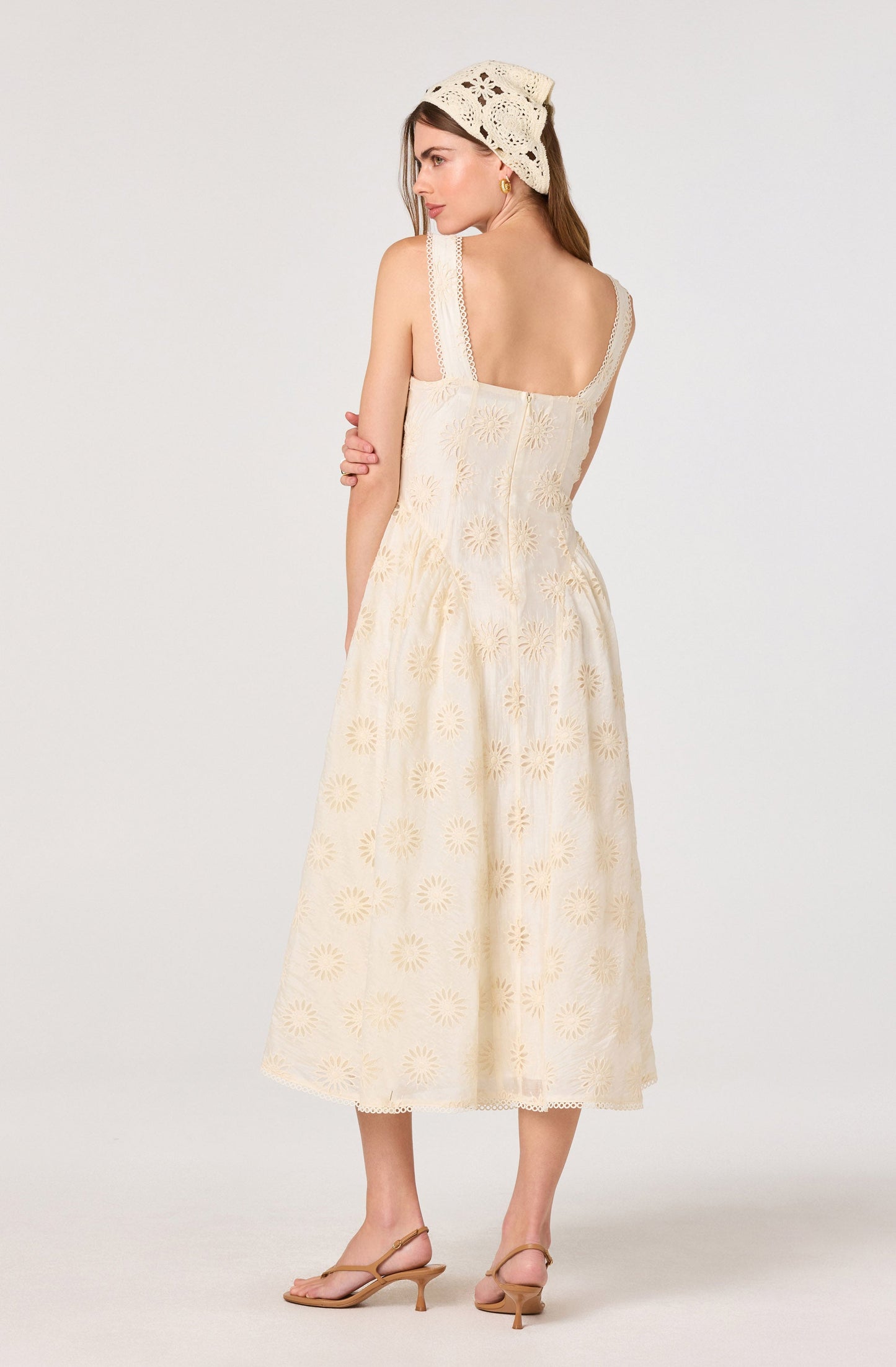 Caerwyn Eyelet Embroidery Sweetheart Midi Dress